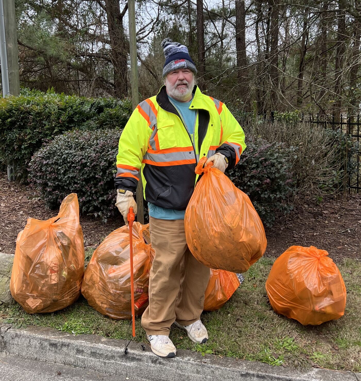 011922_MDJ_ActsofKindnessPart8_FriendsOfMabletonLitterClean-Up3_JeffWithBags.jpg